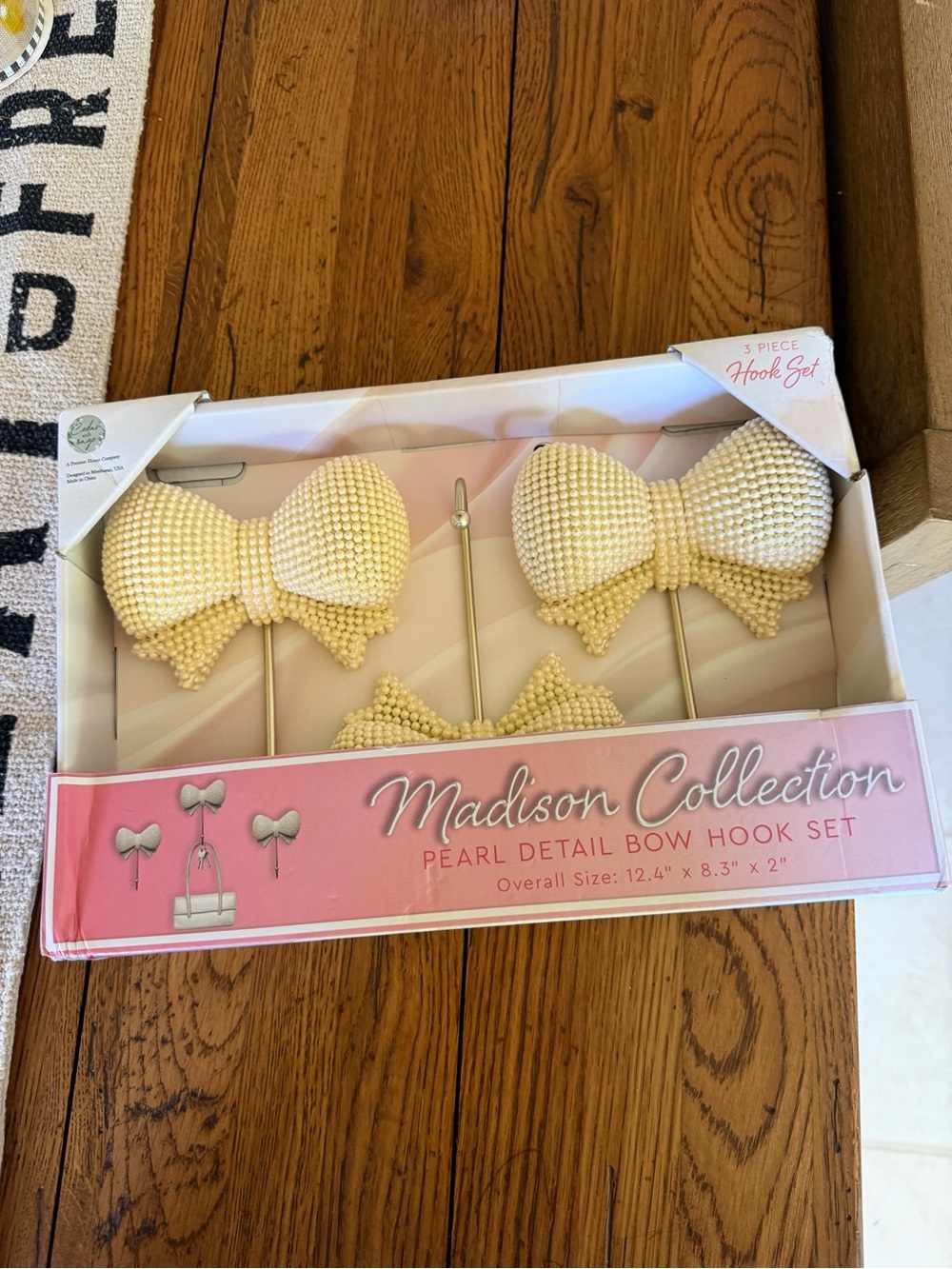 Madison Collection Detail Bow Hook Set - Cream